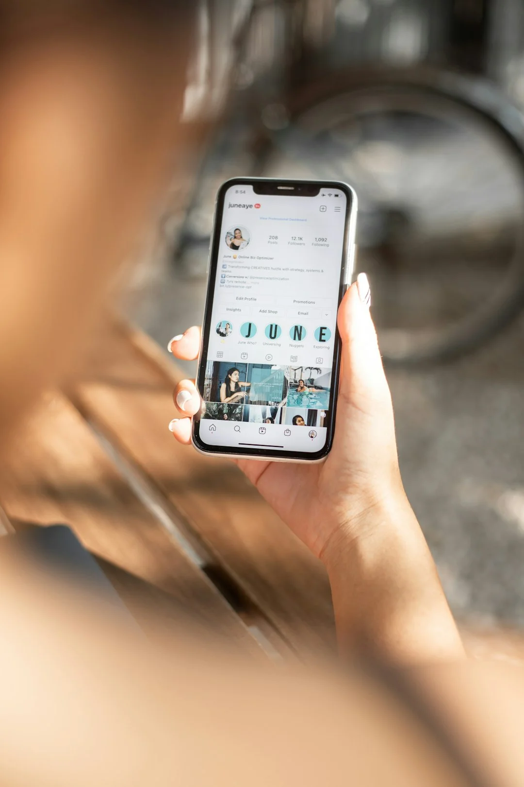 Vue rapprochée de divers supports marketing posés sur un bureau, idéale pour des échanges autour du business et de la stratégie.